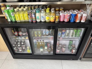 Refrigerador de estilo Mostrador de barra comercial de puerta abierta Refrigerador de pantalla incorporado móvil para aplicación de enfriamiento de hoteles - Product Image 5