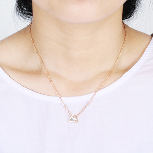 Collier avec pendentif en zircon triangulaire géométrique, chaîne en acier inoxydable et titane pour femme, bijoux cadeau, or rose, argent, or - Product Image 4
