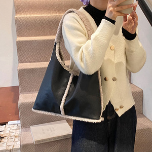 2024 nuova borsa Tote in finto <span class=keywords><strong>Shearling</strong></span> di nicchia retrò carina da <span class=keywords><strong>donna</strong></span> con chiusura a cerniera con cerniera estiva fodera in pelliccia alla moda integrata - Product Image 3