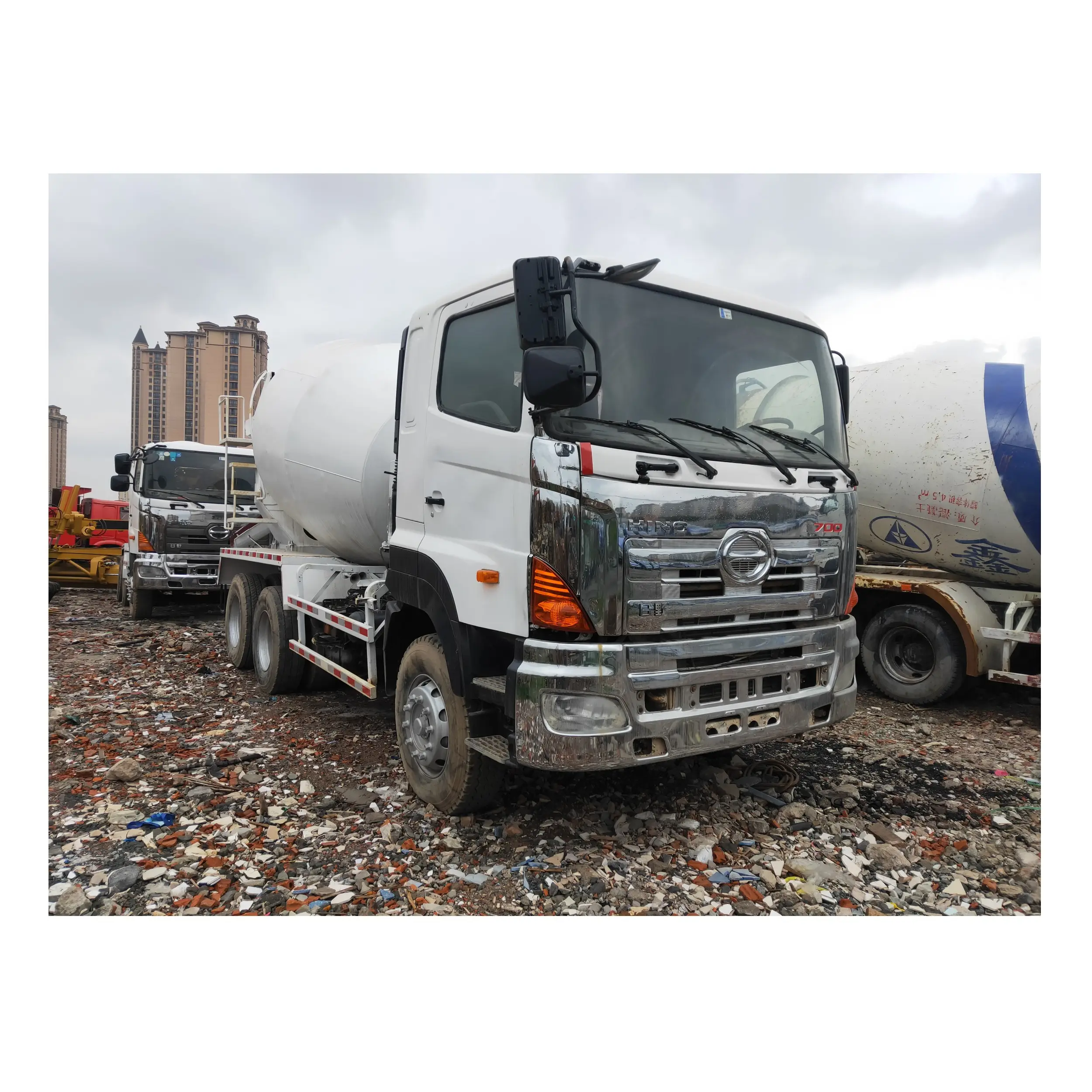 O caminhão usado Japão do misturador 700 concreto fez o motor diesel 6x4 302kw de Isuzu com bom estado e preço de venda
