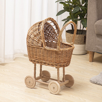 Panier cadeau pour bébé tissé en plastique tressé à la main avec roues pour le stockage de la rentrée scolaire et accessoire photo pour bébé