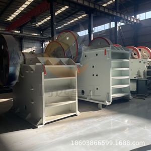Trituradora de mandíbulas con capacidad de 15t/h para procesamiento de minerales, color blanco, motor AC - Product Image 1