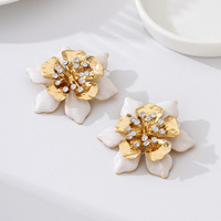 Perhiasan Fashion OEM/ODM Berlapis Emas Enamel Putih Anting Bunga Tetesan Air Besar Putih Anting Geometris Wanita