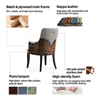 Chaise de salle à manger en cuir matelassé de luxe avec structure en bois foncé et logo doré