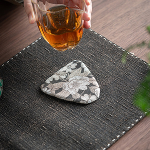 Sous-verre en tissu brocart de style chinois à motif floral, forme irrégulière, noir avec fleurs de prunier blanches, isolation thermique - Product Image 3