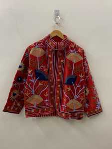 เสื้อแจ็คเก็ตปักลายซูซานีสีแดงกำมะหยี่ สไตล์โบฮีเมียน เสื้อคลุมงานเทศกาล ทำมือ เสื้อผ้าชาติพันธุ์สำหรับฤดูหนาว ของขวัญสำหรับเธอ จากอินเดีย - Product Image 1