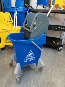 Seau à serpillière <span class=keywords><strong>mobile</strong></span> 31L avec essoreuse intégrée et chariot, en plastique PP écologique, pour usage intérieur et extérieur, bleu, personnalisable - Product Image 4