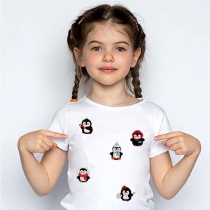 Patch brodé thermocollant mignon de pingouin de dessin animé pour la décoration des vêtements d'enfants - Product Image 2