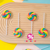 Sucette de confiserie en vrac personnalisée pour enfants Snack Rainbow Swirl Pops Bonbons durs Saveur de fruits sucrés Forme ronde Sucette plate