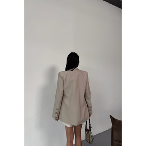 Blazer beige pour femme, design élégant, avec boutons et rabat - Product Image 1