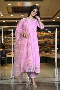 Ensemble Anarkali en rayonne rose uni brodé avec dupatta, design élégant, longueur genou, manches longues, style festif et tendance - Product Image 2