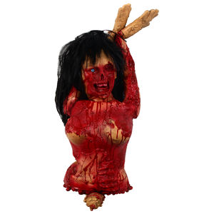 Décoration de torse de zombie féminin sanglant en latex pour Halloween, avec visage semi-avarié et colonne vertébrale exposée, accessoire double usage à suspendre ou ornement de table - Product Image 1