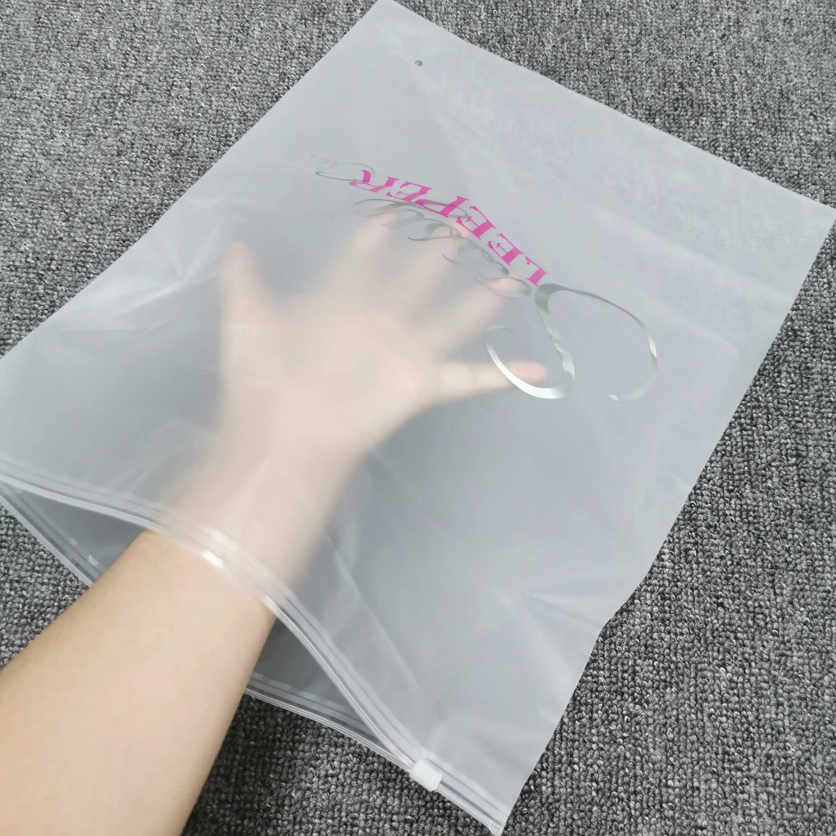 Holesale-bolsa de plástico mate esmerilada para ropa, Poly