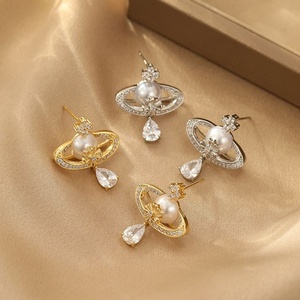 Boucles d'oreilles clous en perles trèfle à quatre feuilles simples et polyvalentes pour femmes, personnalisables avec un détail en pompon et en zircon - Product Image 2