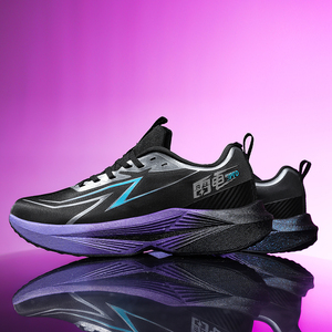 Sneaker confortable et épurée avec des blocs de couleurs vibrantes et un soutien amélioré, conçue pour un usage quotidien et un style polyvalent - Product Image 5