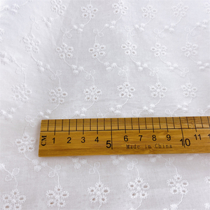 Tissu en dentelle florale brodée en <span class=keywords><strong>coton</strong></span> 100% <span class=keywords><strong>blanc</strong></span> de haute qualité à prix avantageux pour chemise de robe - Product Image 6