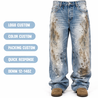 Jean en denim bleu personnalisé, délavé et vieilli, effet salissures et éclaboussures de peinture, coupe droite, ourlet brut, style vintage streetwear, automne