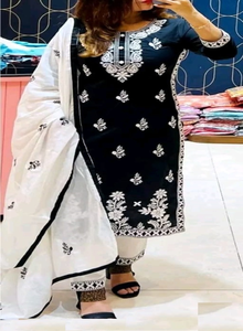 Conjunto de Kurti, Pantalón y Dupatta Negro con Bordado de Plumas, de Rayón Slub, Estilo Étnico, Kurta Recta en Venta - Product Image 3