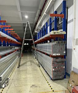 Stockez efficacement les marchandises longues avec des rayonnages cantilever réglables en acier au carbone à 5 couches avec protection anticorrosion - Product Image 1