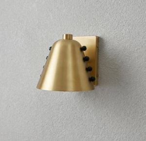 Lámpara de Pared Artesanal de Latón Crudo, Diseño de Cono Audaz Estilo Mid-Century con Detalles de Remaches, Lámpara de Pared Minimalista de Latón en Forma de Campana - Product Image 1