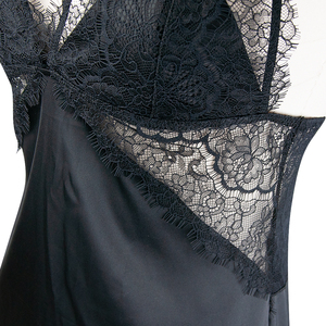 <span class=keywords><strong>Camicia</strong></span> <span class=keywords><strong>da</strong></span> <span class=keywords><strong>notte</strong></span> lunga <span class=keywords><strong>da</strong></span> donna sexy in raso nero con pizzo, scollo a V profondo, reggiseno integrato e nodo a torsione, lingerie elegante - Product Image 3