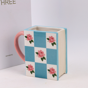 Tasse à café/thé en céramique Redeco motif damier carré, motif cartes à jouer et roses, cadeau, vente en gros, logo personnalisé - Product Image 4