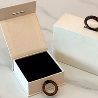 Boîte d'emballage en carton magnétique haut de gamme populaire pour bijoux, colliers, bagues, rangement et présentation, avec couvercle rabattable, idéale pour cadeau