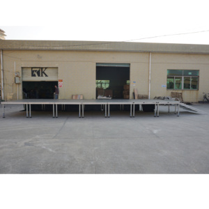 Escenario Portátil de Aluminio con Rieles Elevables, Plataforma Antideslizante y Fácil Montaje para Eventos al Aire Libre - Product Image 1