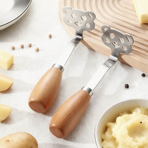 Écrase-pommes de terre manuel en acier inoxydable 304 en forme d'<span class=keywords><strong>ours</strong></span> avec manche en bois, outil pour purée de patate douce et aliments pour bébé, presse-<span class=keywords><strong>ail</strong></span> de cuisine - Product Image 1
