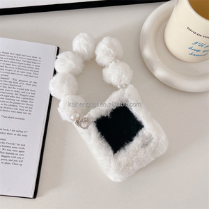 <span class=keywords><strong>Coque</strong></span> de téléphone en peluche moelleuse et mignonne avec chaîne pompon pour femme, protection chaude d'hiver pour Samsung Z Flip 2456 (vente en gros) - Product Image 5