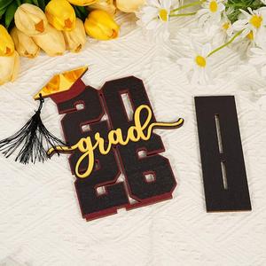 Décoration de table très populaire en bois pour fête de remise des diplômes à domicile, avec inscription Année de la promotion - Product Image 3