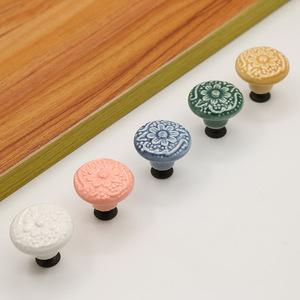 Tiradores de cajón antiguos de cerámica redondos para muebles Tiradores coloridos con cara de flores en relieve - Product Image 3