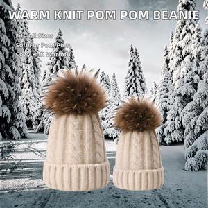 Bonnet en acrylique doux et chaud pour femme avec pompon en fausse fourrure, idéal pour l'hiver, la plage et le quotidien - Product Image 2