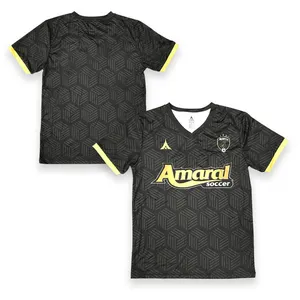 เสื้อฟุตบอลระบายอากาศออกแบบใหม่โลโก้สีดำสีเหลืองระเหิดรูปแบบเสื้อฟุตบอลที่กำหนดเอง