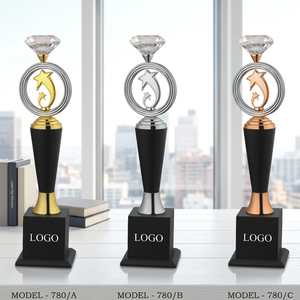 Trophée en métal moulé sous pression en forme d'étoile avec gravure et base noire pour les sports et les jeux - Product Image 1