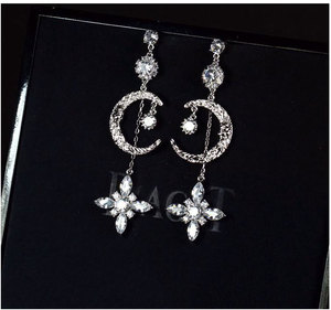 Pendientes de circonita de alta gama con borlas de trébol de cuatro hojas y diseño de Luna Estelar para mujer - Product Image 3