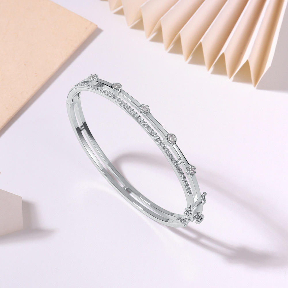 Silver inlaid with moissnite