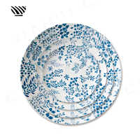 Plaque en céramique bleue blanche exquise Motifs de feuilles complexes idéaux pour les événements de mariage nuptial de jardin romantique