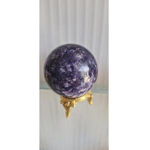 Boule et sphère en cristal de lépidolite naturelle de qualité supérieure pour le soulagement du stress, la guérison émotionnelle et la méditation, disponible à la vente - Product Image 1