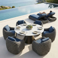 Ensemble de salle à manger tressé en corde épaisse YORLLA, table ronde en pierre frittée, coussins bleu marine, mobilier d'extérieur B2B