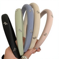 Serre-tête en tissu fait main avec nœud argenté simple pour femme, accessoire de mode élégant et stylé pour le lavage du visage