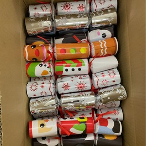 Bữa tiệc Giáng sinh 2025 sắp tới sẽ có những câu chuyện cười hài hước mà không có hình ảnh, cũng như những món quà Câu Đố trang trí Giáng sinh. - Product Image 2