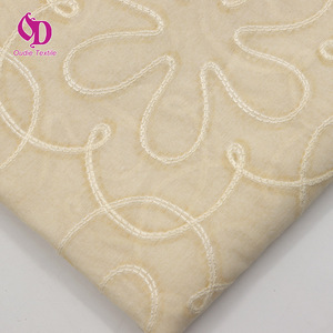Tissu brodé floral simple, best-seller, en polyester, doux et agréable pour la peau, idéal pour les robes de style français - Product Image 3