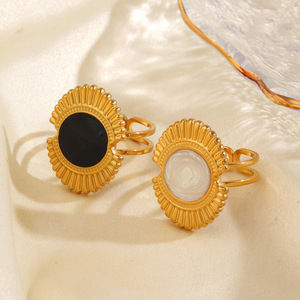 Fashion Retro Stainless Steel Minimalist Ring - 18K Gold Black Drop Oil Exaggerated Fan-shaped Ring, Unique Hip-hop <b>Gift</b> Ring - Product Image 4