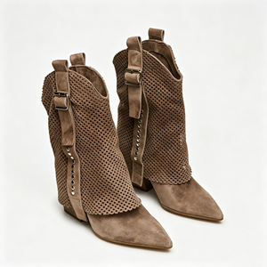 Bottes Western Kingdi en <span class=keywords><strong>Daim</strong></span> Perforé <span class=keywords><strong>Taupe</strong></span> Grande Taille à Bout Pointu et Talon Carré avec Bride à Boucle Cloutée - Product Image 2