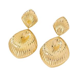 Boucles d'oreilles pendantes à la mode pour filles de style européen américain, conception créative en métal géométrique irrégulière, vente en gros transfrontalière. - Product Image 5