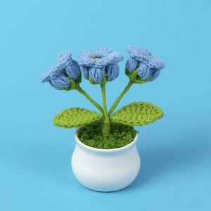 Flores de Ganchillo Hechas a Mano en Oferta, Lirios Coloridos en Maceta, Acabados Tejidos para Decoración de Graduación y Halloween - Product Image 4