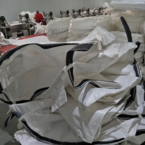 Sac Jumbo ANING robuste noir avec logo personnalisé, sac vrac FIBC stabilisé aux UV, construction à boucle croisée 5:1 pour déchets de chantier - Product Image 3