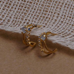 Boucles d'oreilles en or plaqué 18 carats avec opales brillantes en strass, style vintage français, bijoux élégants - Product Image 2