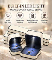 Boîte à bijoux de luxe en cuir PU et velours avec lumière LED, étui de rangement pour bijoux avec logo personnalisé pour une présentation élégante de cadeaux lors d'événements
